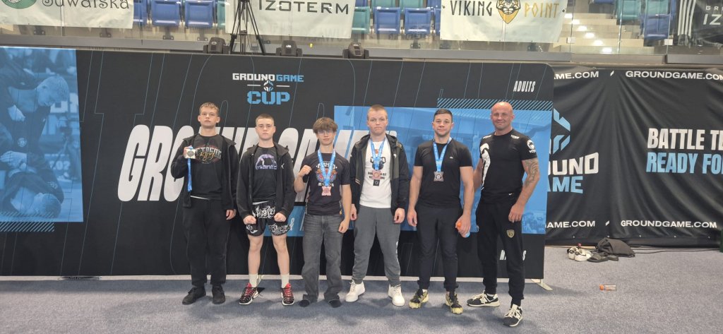 Fighterzy Victorii Ostrołęka z medalami Ground Game Cup