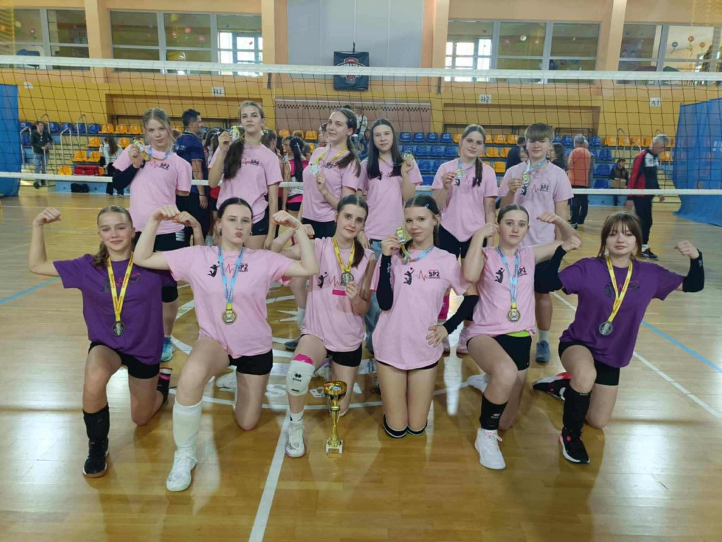 Srebrny błysk nad Mazowszem! Siatkarki z SP 2 Ostrołęka zdobyły wicemistrzostwo województwa