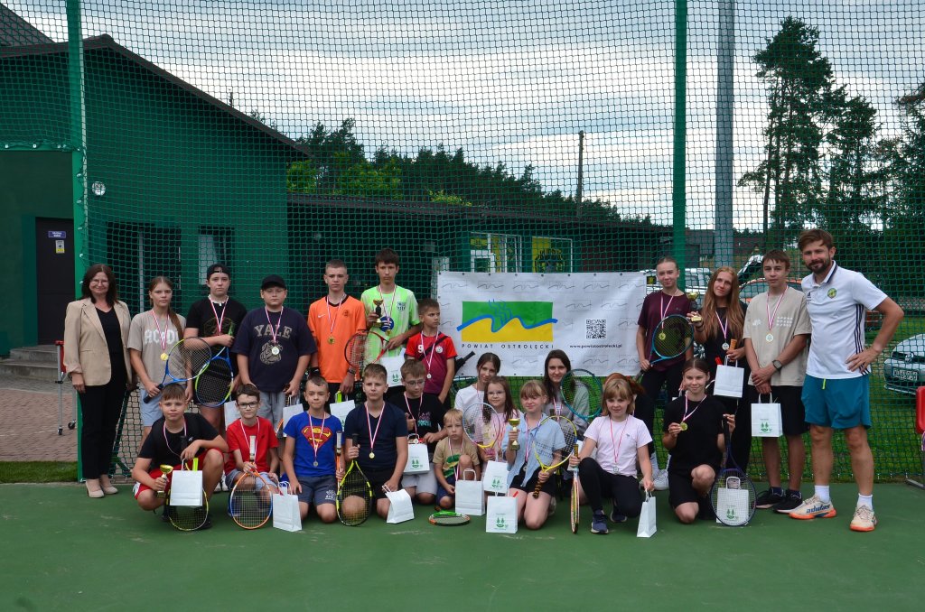 Wakacyjny tenis hitem w Kadzidle! Młodzi mieszkańcy odkryli nową pasję