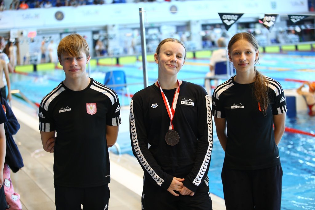 Zuzia na podium! Pływaczka z Ostrołęki z medalem na mistrzostwach młodzików