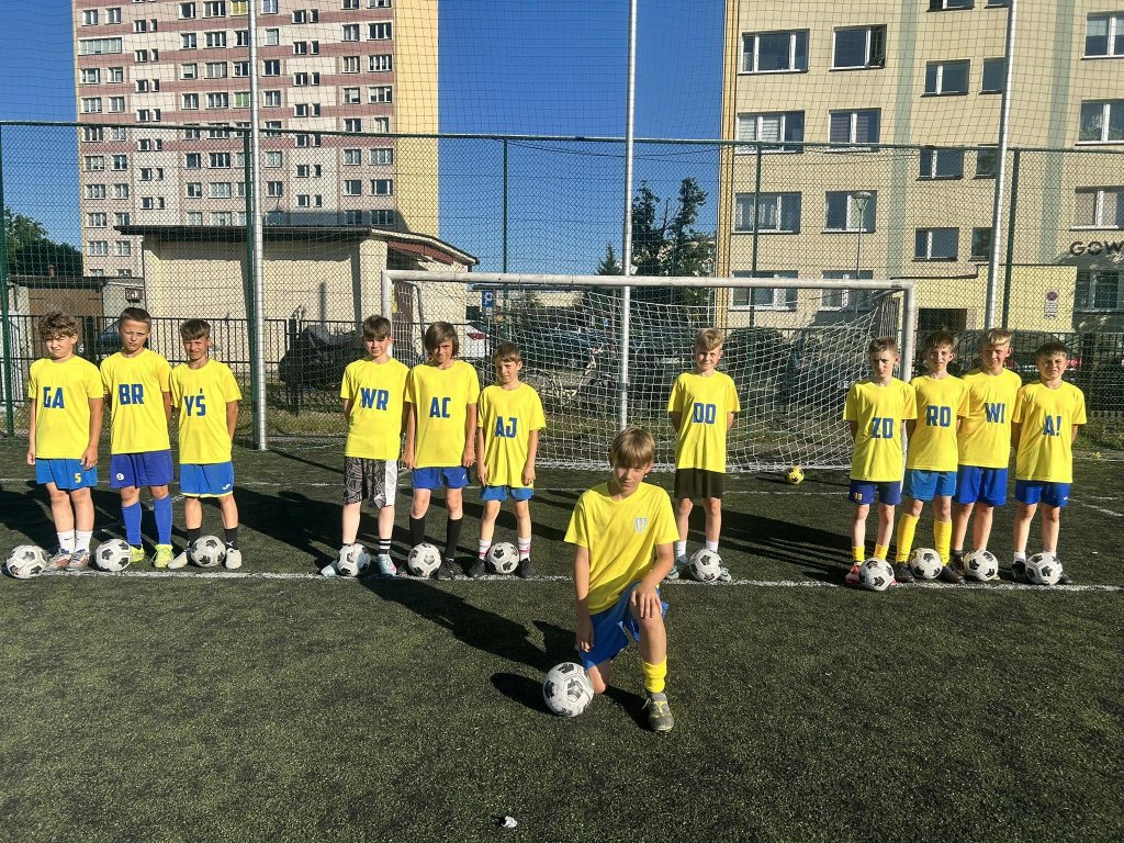 Młodzi piłkarze wspierają kontuzjowanego kolegę. I to jak!