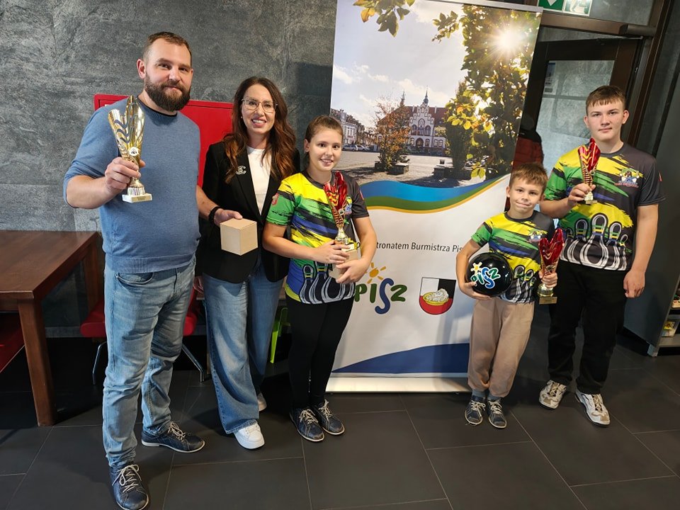 Troje na podium! Młodzi bowlingowcy z Ostrołęki świetnie spisali się w Piszu