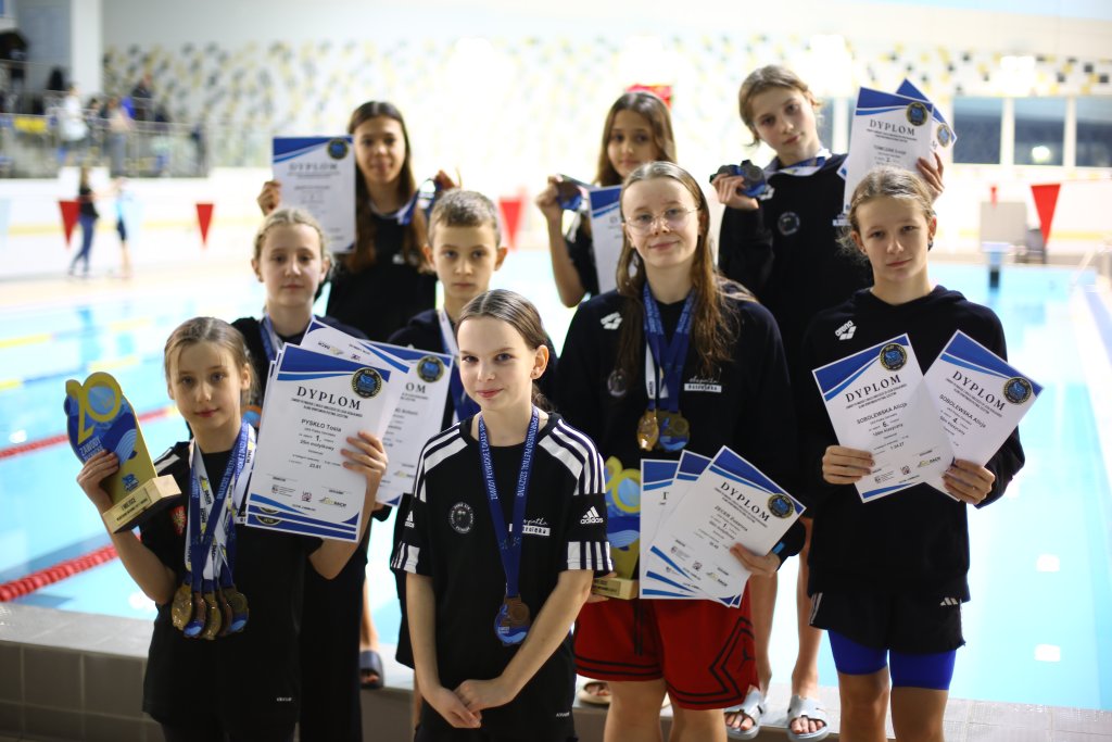 19 medali Piątki w Szczytnie! Ostrołęccy pływacy pokazali klasę na jubileuszu