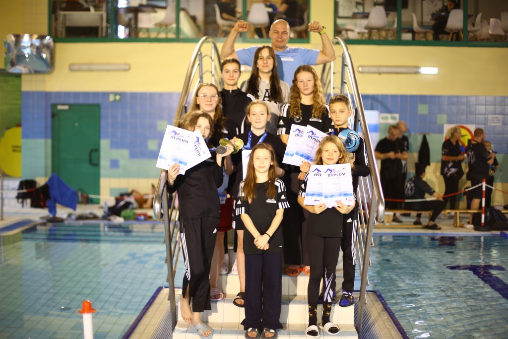 Pływacki sukces UKS Piątka Ostrołęka w Mławie – 8 medali i rekordowe czasy!