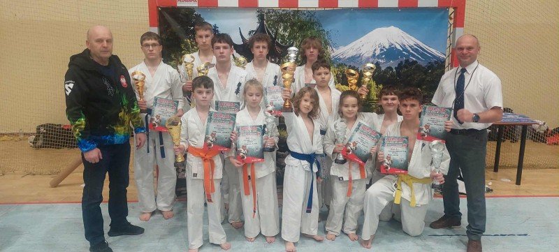 12 medali OKKK. Ostrołęccy karatecy błysnęli w Łukowie