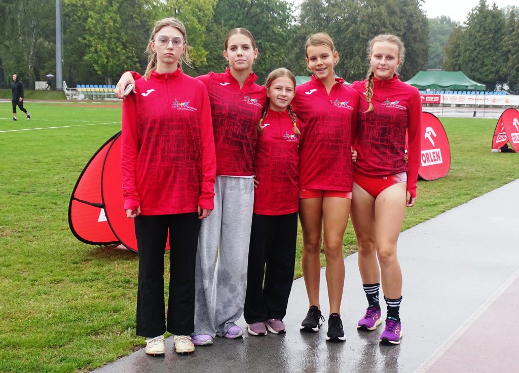 Wystartowały w deszczu. UKS Siódemka Ostrołęka podsumowuje zawody w stolicy