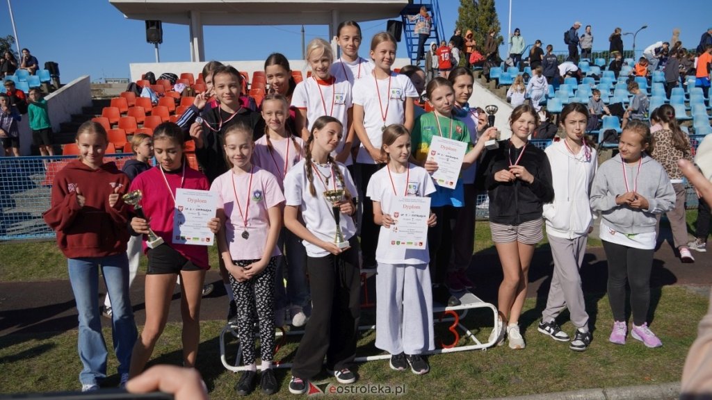 Drużynowe przełaje. Młodzi biegacze rywalizowali na stadionie w Ostrołęce [WIDEO, ZDJĘCIA]
