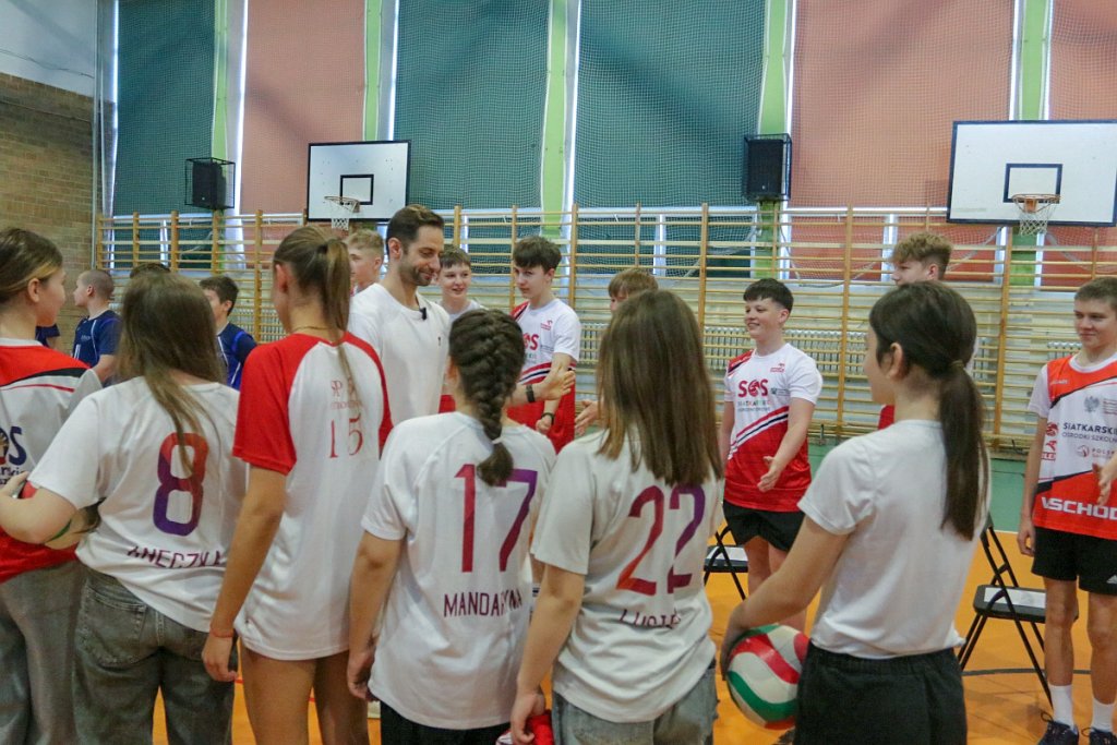 Szpaler dla mistrza! Grzegorz Łomacz odwiedził swoją dawną szkołę w Ostrołęce [WIDEO, ZDJĘCIA]