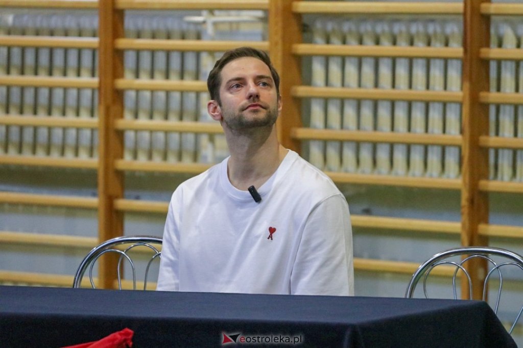 Grzegorz Łomacz o wizycie w ostrołęckiej szkole. "To właśnie tutaj stawiałem pierwsze kroki"
