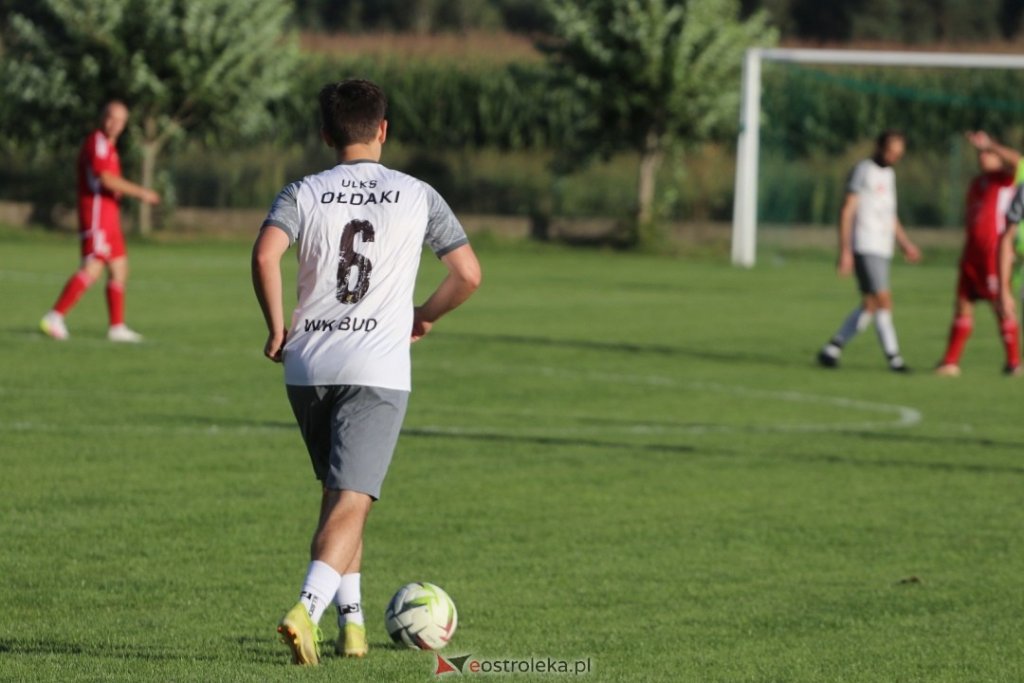 Hat-trick Szymczyka na wagę zwycięstwa! ULKS Ołdaki triumfuje w starciu z GKS-em