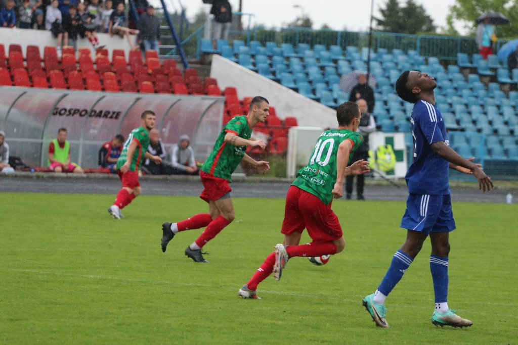 Porażka Narwi w deszczu. "Za mecz wypada wręcz przeprosić kibiców" [ZDJĘCIA]