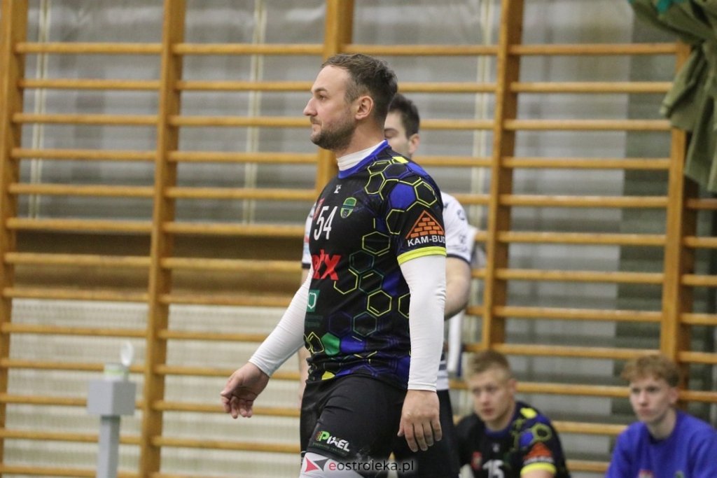 Trójka zagrała z liderem. Kipiało od emocji! Incydent na trybunach [WIDEO]