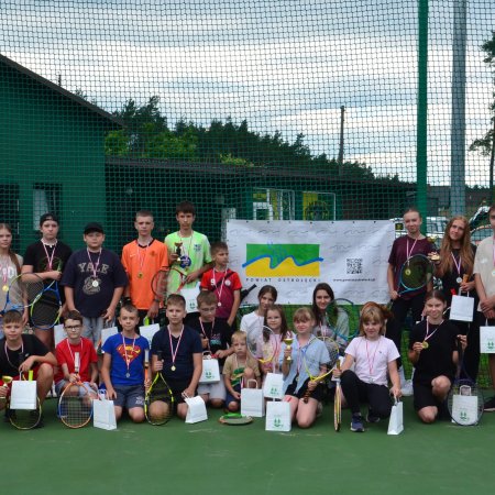Wakacyjny tenis hitem w Kadzidle! Młodzi mieszkańcy odkryli nową pasję