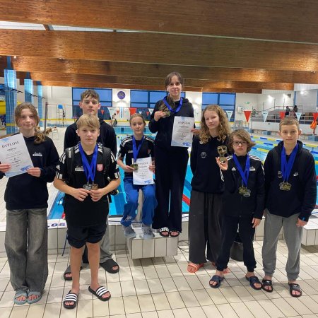 11 medali pływaków UKS Piątka Ostrołęka w Wyszkowie. Padły rekordy!