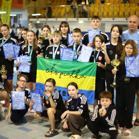 Dominacja ostrołęckich pływaków! UKS Piątka na szczycie klasyfikacji drużynowej