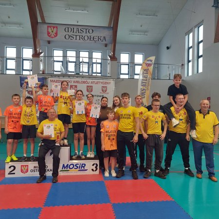 Wielobój atletyczny w Ostrołęce. "Przyszłość polskiego sportu jawi się w różowych barwach" [ZDJĘCIA]