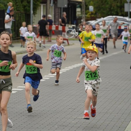 Bieg Kolejarza 2025 w Ostrołęce. Sportowe emocje na osiedlu Stacja [WIDEO, ZDJĘCIA]