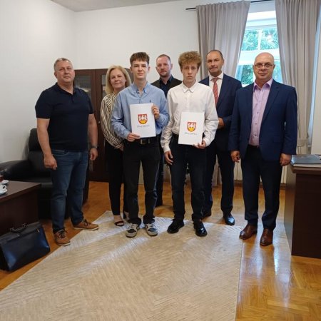 Młodzi mistrzowie z nagrodami od starosty. Karatecy i sztangistka uhonorowani za sukcesy