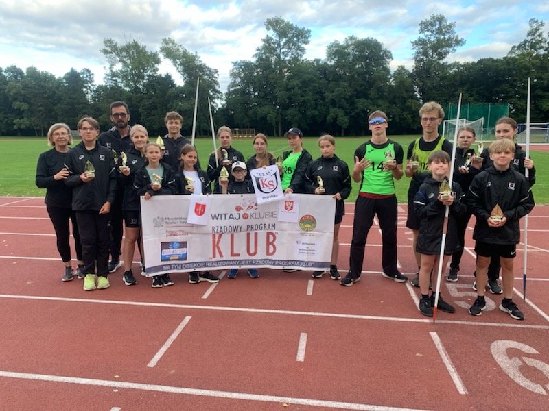 UKS Clan Ostrołęka na obozie sportowym w Pucku. Trenowali na stadionie i na plaży! [ZDJĘCIA]