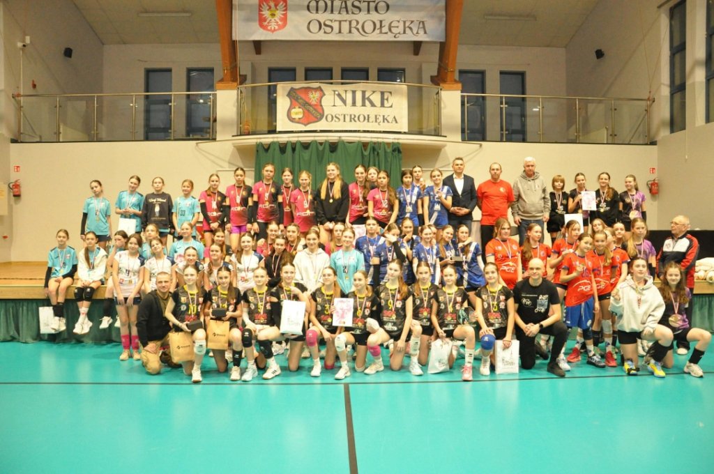 W hali Gołasia królowała siatkówka! Dziewczęta zagrały o puchar przewodniczącego [ZDJĘCIA]