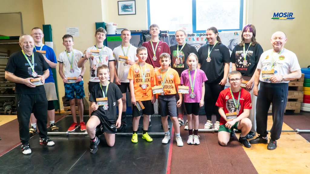 Ferie z wielobojem atletycznym w Ostrołęce. Młodzi siłacze otrzymali medale [WIDEO, ZDJĘCIA]