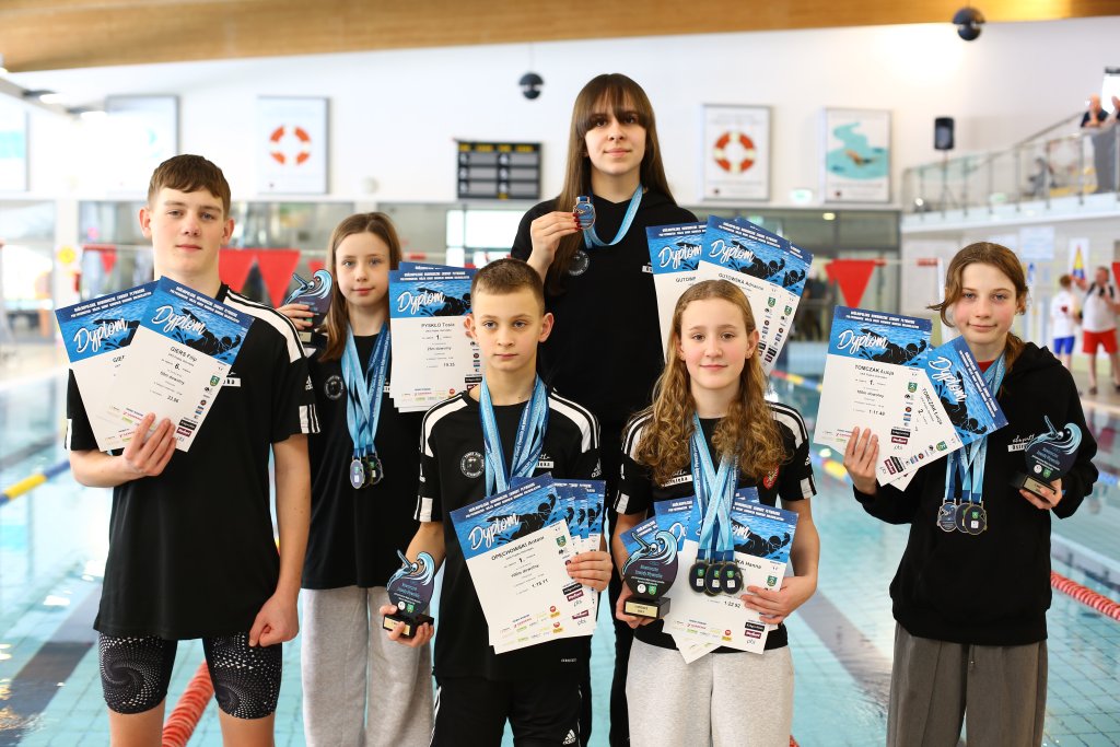 Piętnaście medali Piątki! Świetny start ostrołęckich pływaków w Garwolinie