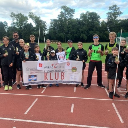 UKS Clan Ostrołęka na obozie sportowym w Pucku. Trenowali na stadionie i na plaży! [ZDJĘCIA]