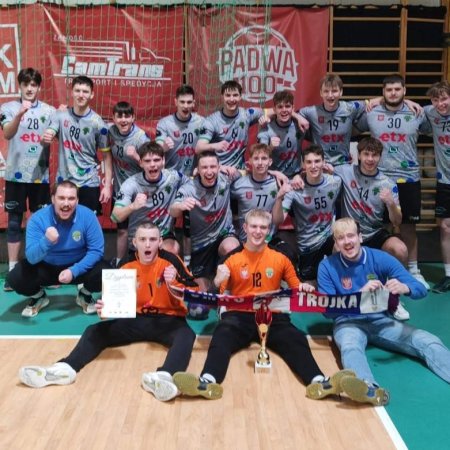 Mocno Trójka! Efektowny styl i pewny awans - juniorzy z Ostrołęki idą jak burza