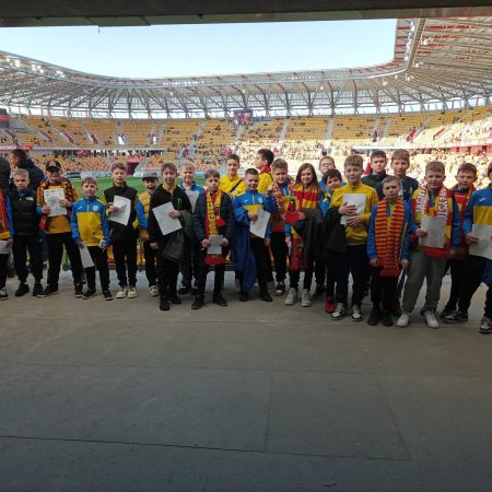 Młodzi piłkarze Korony Ostrołęka pojechali na Ekstraklasę. Jagiellonia na żywo!