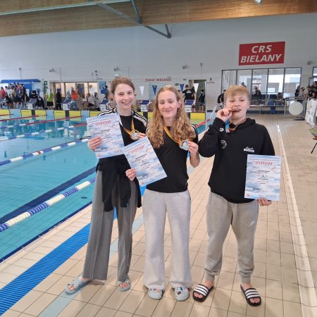 Medalowy weekend pływaków UKS Piątka Ostrołęka. Łucja, Hania i Marcel na podium
