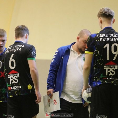 Trójka grała w Pabianicach. Zdecydowała piorunująca końcówka. Zobacz tabelę