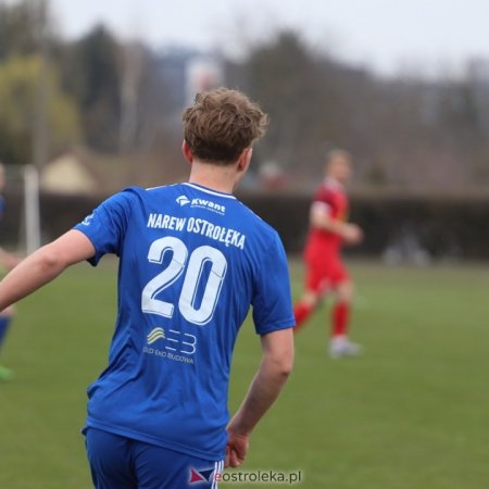 Wyrównane starcie sąsiadów w tabeli. Narew przywiozła punkt z Kobyłki