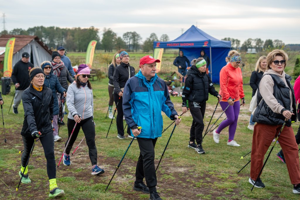 Nordic walking łączy ludzi! Maszerowali w Obierwi [ZDJĘCIA]