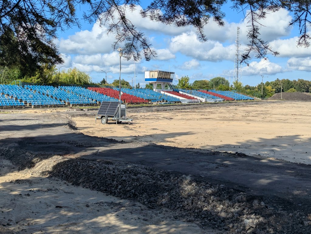 Tak zmienia się stadion w Ostrołęce. Zaglądamy na plac budowy [WIDEO, ZDJĘCIA]