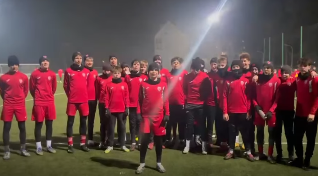 Piękny gest młodych piłkarzy. Wsparcie dla kontuzjowanego kolegi [WIDEO]