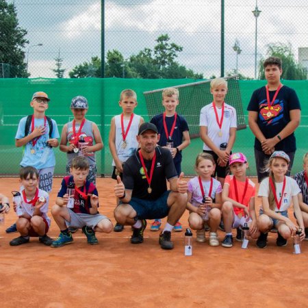 Wakacje z tenisem. Dzieci poznały tajniki tego sportu