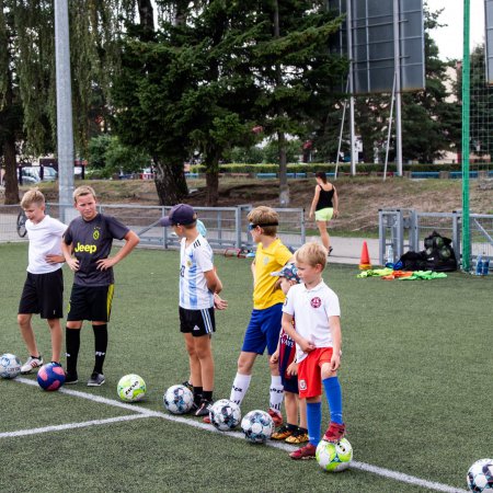 "Sportowe Wakacje w Mieście". Młodzi piłkarze trenują