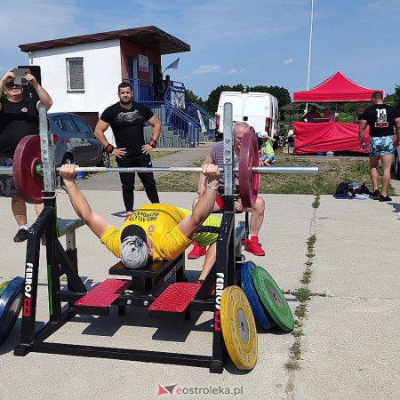 Wyciskanie sztangi na plaży. Zawody już w niedzielę