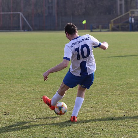 Derby w B Klasie. Świt Baranowo ograł Kurpika II. Mecz przerwała ulewa