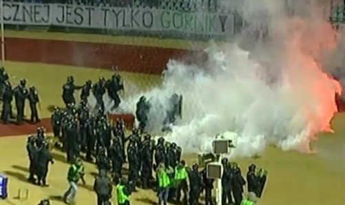 Zamieszki na stadionie w Kownie (fot. youtube)