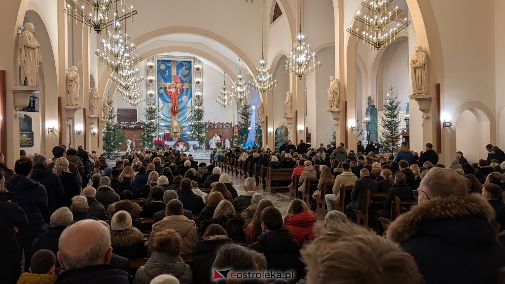 Tłumy na pasterce w parafii Zbawiciela Świata w Ostrołęce! [ZDJĘCIA]