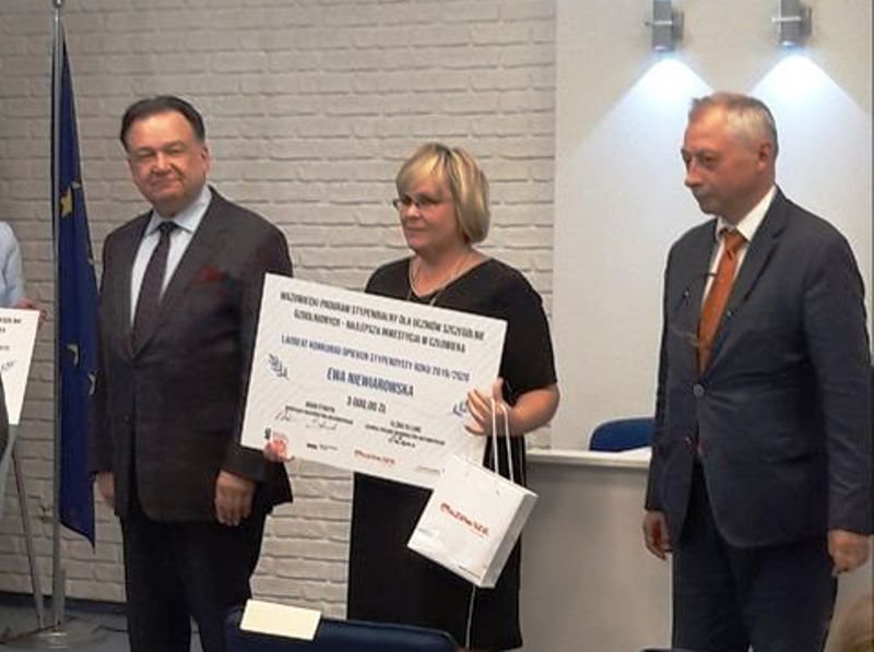 Pani Ewa Niewiarowska z III LO w Ostrołęce odbiera wyróżnienie od marszałka Adama Struzika