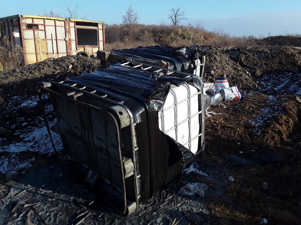 Około 660 tego typu pojemników znaleziono we wsi pod Ostrołęką, fot. GIOŚ