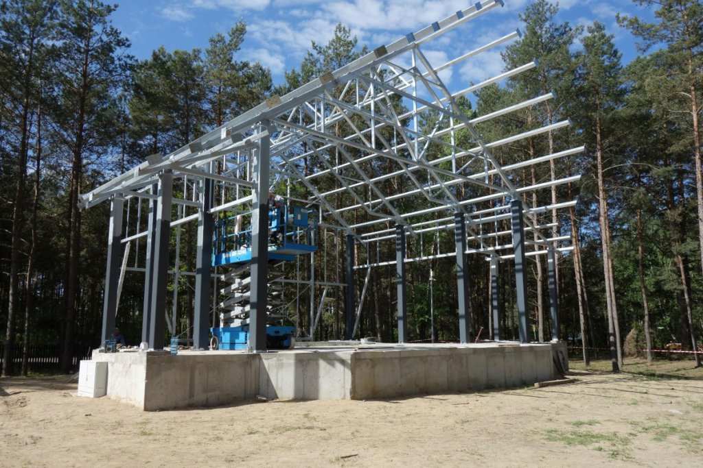 Budowa sceny plenerowej w Kadzidle, fot. Muzeum Kultury Kurpioeskiej w Ostrołęce