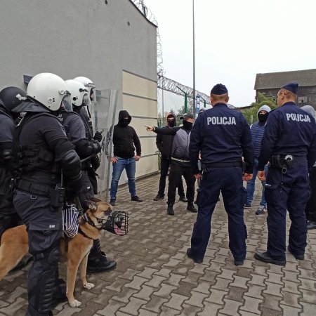 Bunt przed więzieniem w Przytułach Starych. Stłumiono go dzięki szybkiej reakcji służb [WIDEO, ZDJĘCIA]