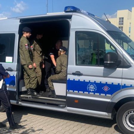 Dzień pracy z policjantem - ostrołęccy policjanci kontynuują cykl spotkań z młodzieżą
