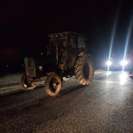 Nieoświetlony traktor na środku drogi. To mogło się skończyć tragedią