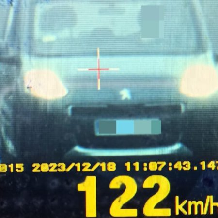 O 72 km/h za dużo. Kierowca peugeota stracił prawo jazdy i 2500 złotych