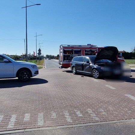 Volvo zderzyło się z audi. 43-latek z powiatu ostrołęckiego w szpitalu