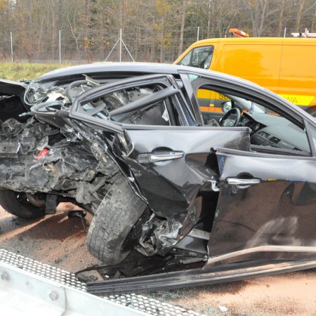 Wypadek na trasie S8. Potężne uderzenie volkswagena w dwa auta [ZDJĘCIA]